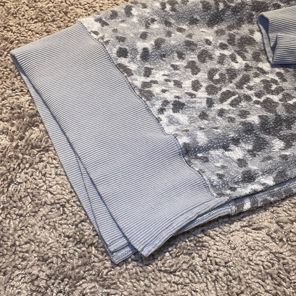 Aerie Fuzzy Sweatshirt - Picture 7 of 11